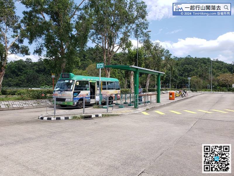 首先乘坐港鐵到大埔墟站，轉乘75K巴士於大尾篤「龍尾站」下車。