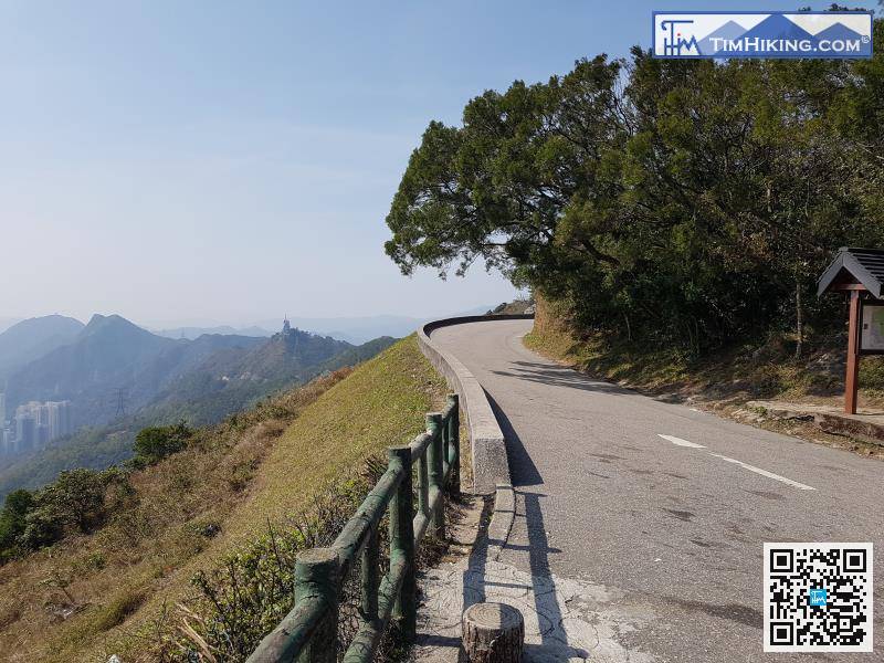 由飛鵝山觀景台轉左向西行