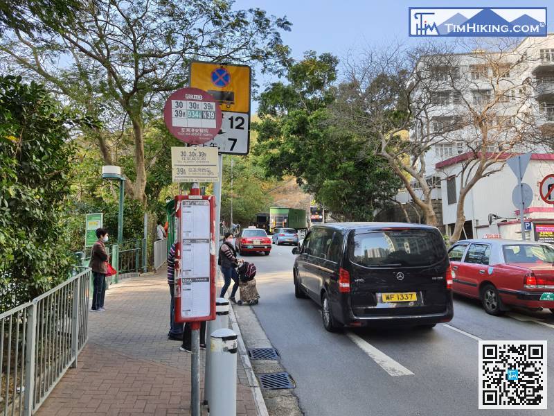 起步點就近港安醫院，可乘小巴或巴士於港安醫院下車，然後向上山的方向行。