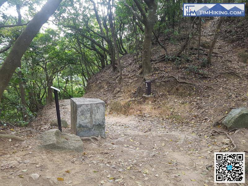 繼續往筆架山去，沿途會見到一些歷史座標。