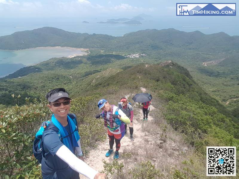After about an hour of non-stop climbing, will find that already passed a few peaks of Tung Kau Nga Ridge,