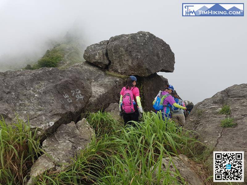 Go up the mountain trail next to Bird Turning Head Rock and pass through a pile of boulders.