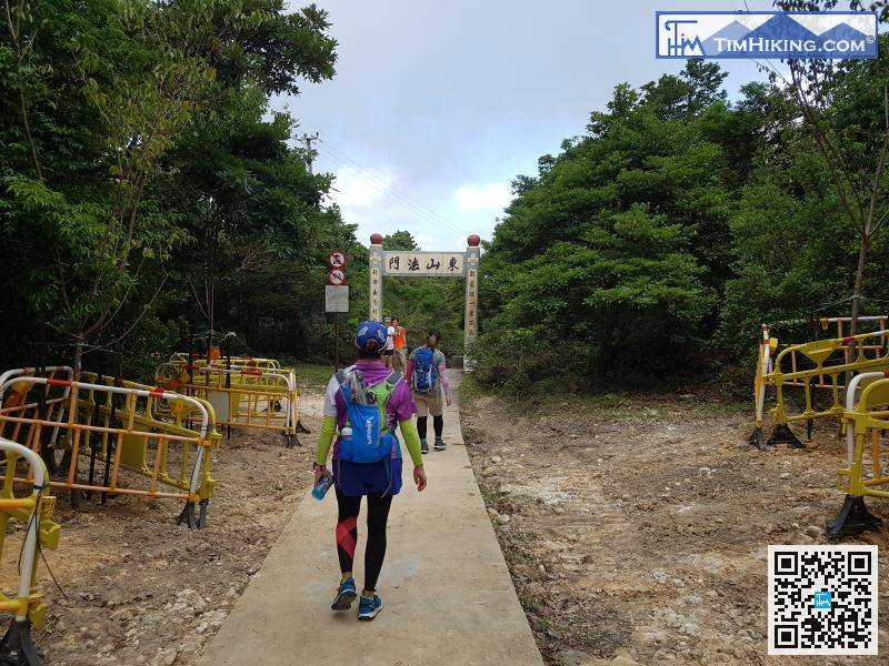 Soon will see the entrance of Fat Mun Ancient Trail, passing through the Fat Mun Ancient Trail archway.