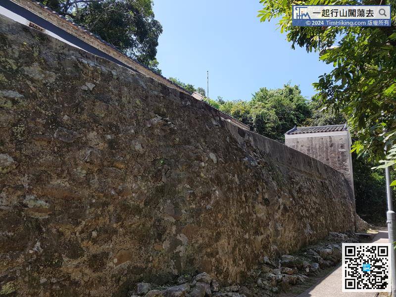 返回主徑，繼續向前行便會見到一幅高高的圍牆，就是上窰村。