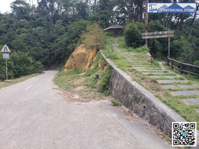 離開大牌坊後，接上金山路靠右行，也是麥理浩徑第6段。