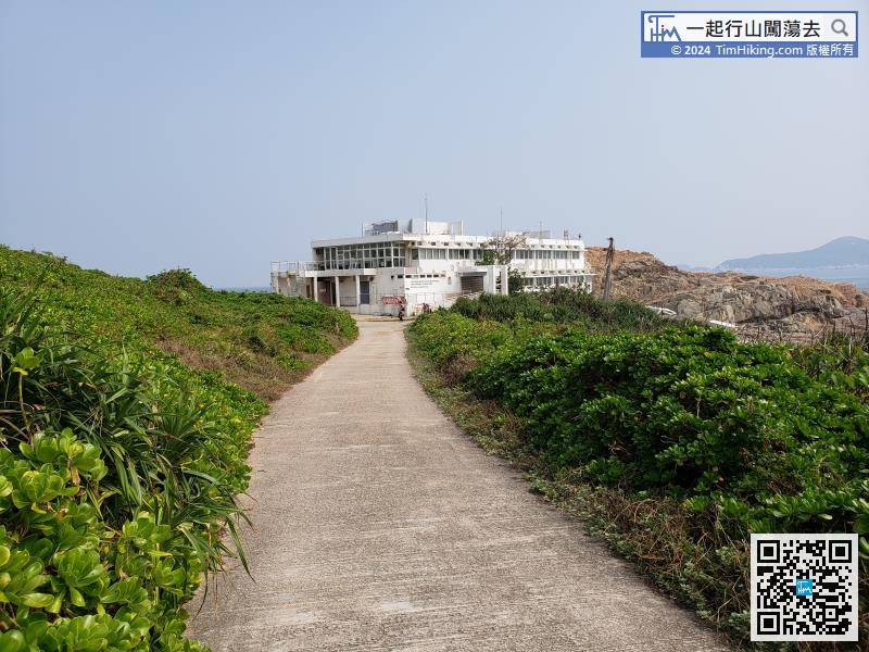 到了鶴咀海岸，先會見到「香港大學太古海洋科學研究所」。