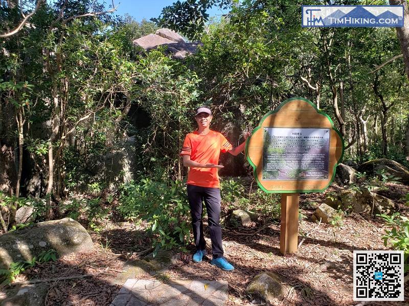 Chuen Lung Heung Shek is within 20 meters. A wooden sign is erected in front of Heung Shek.