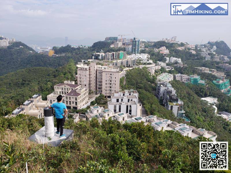 落到標高柱，雖然不是山頂，但可以近距離俯瞰整個奇力山豪宅群。