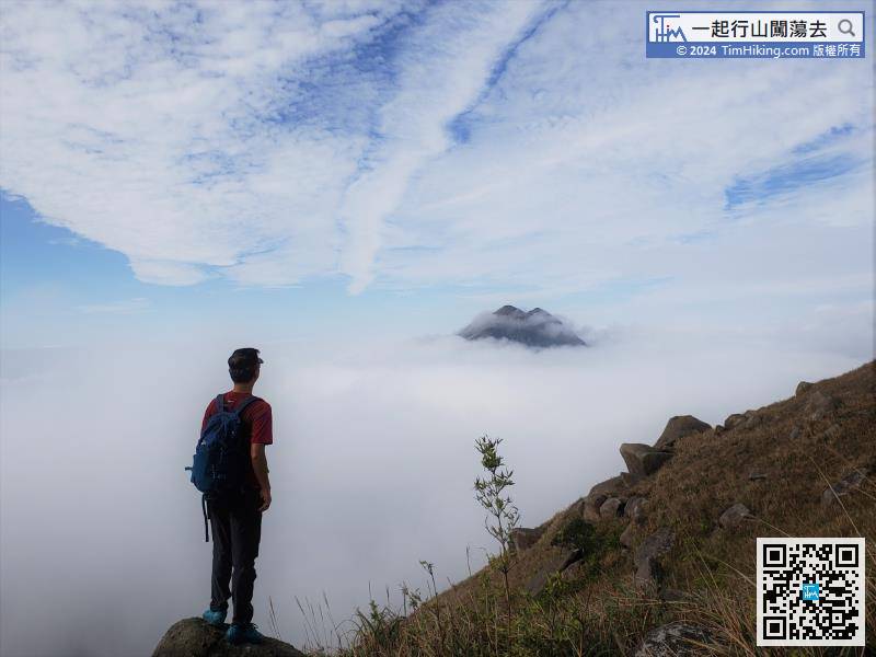 在跳板石旁可眺望到鳳凰山，今日很好運遇上難得一見的雲海。