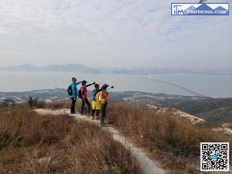 落山方向是向着深圳灣大橋，不要以為最困難的已經完結，可以放鬆了，其實好戲在後頭。