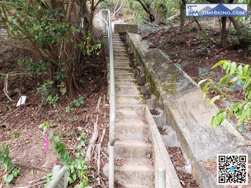 沿引水道樓梯上山