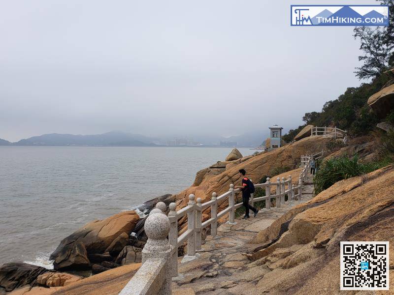 繼續沿海岸線行