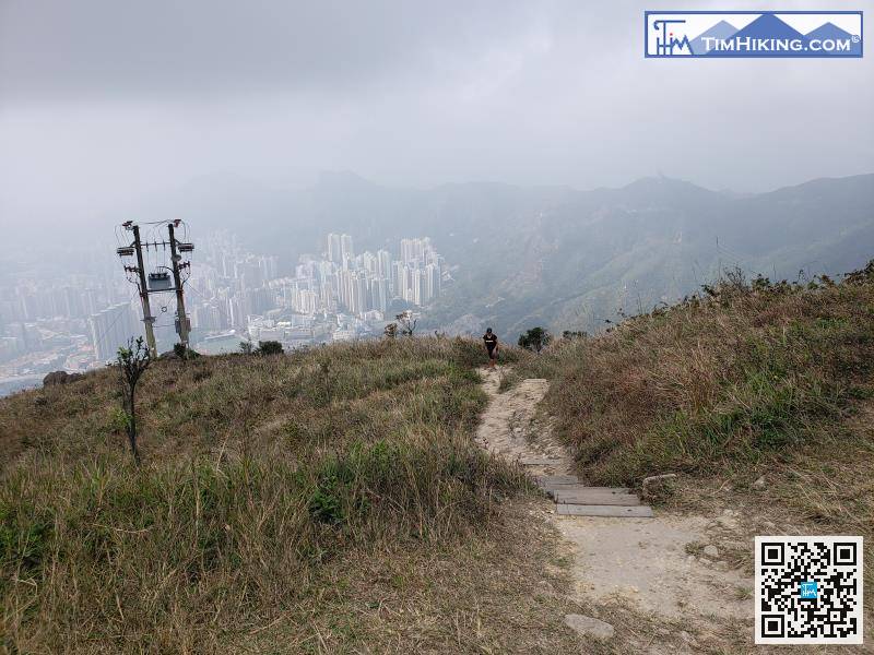 經直昇機坪左邊的山徑下山