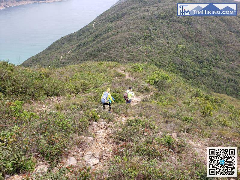 落山是浮沙碎石路，需要落到底。