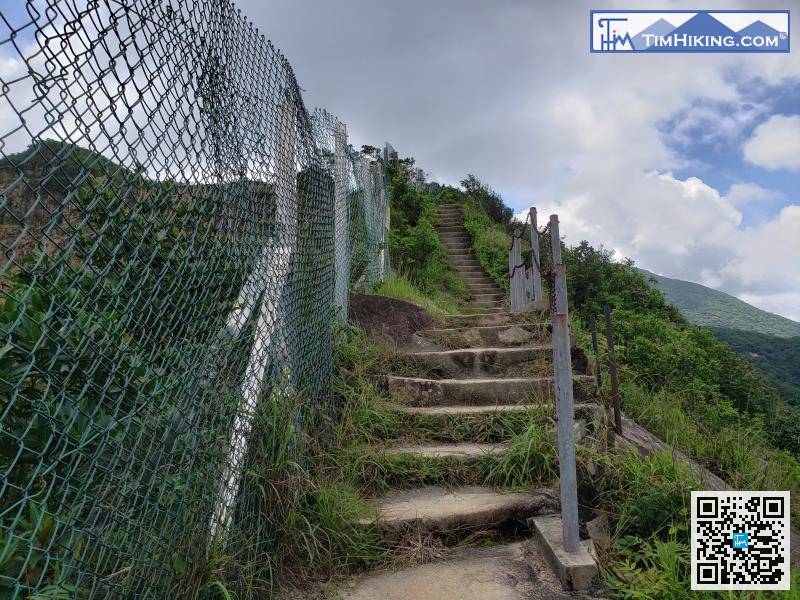 左面一網之隔是畢拿山石礦場