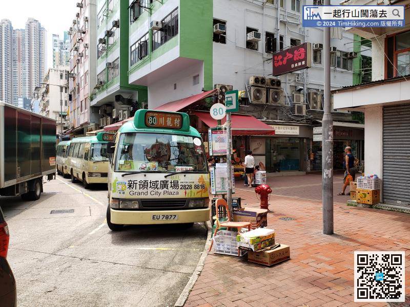 最快捷方法是在荃灣川龍街乘搭80號小巴
