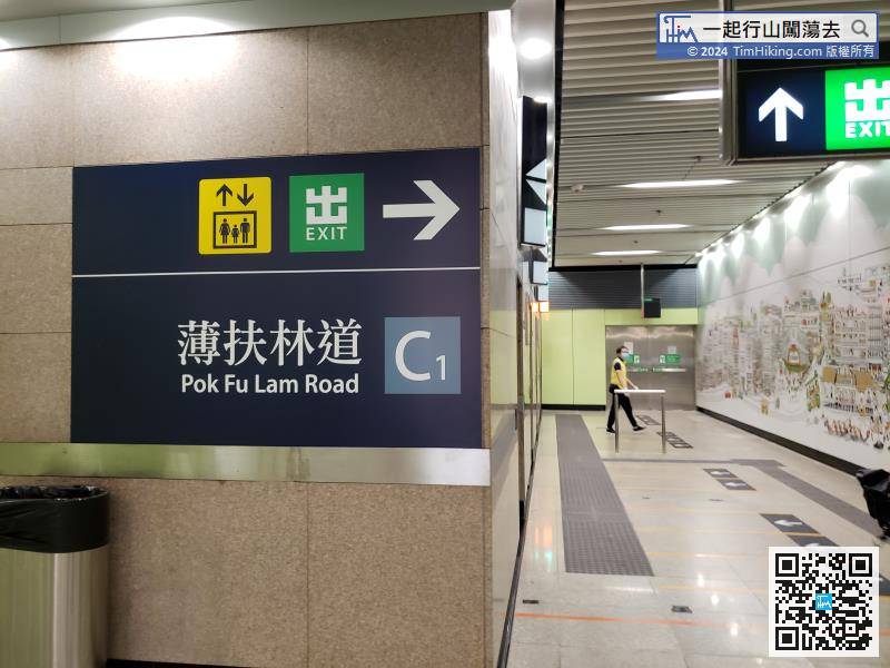 可乘港鐵到香港大學站，然後由C1出口離開。