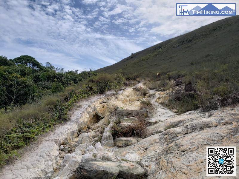 跟住的山徑有點崎嶇溶爛，但不是浮沙碎石。