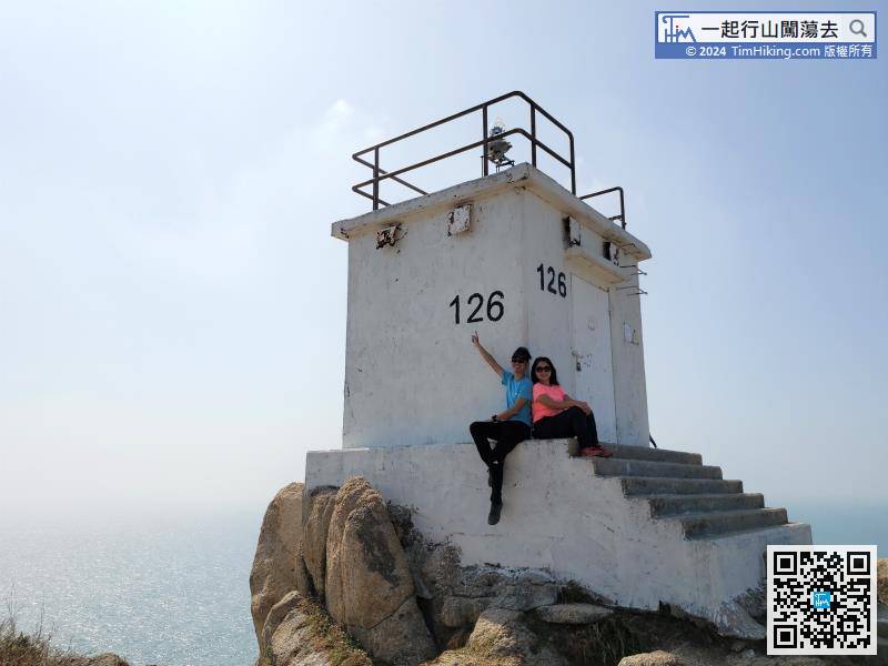 126燈塔是香港最南面的燈塔，就在近山頂位置。