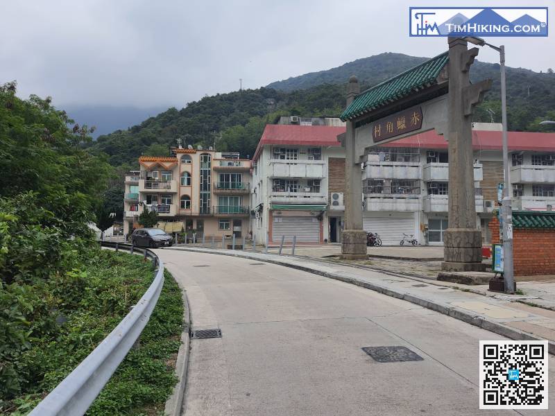 先由赤鱲角村旁的東涌食水配水庫行上去