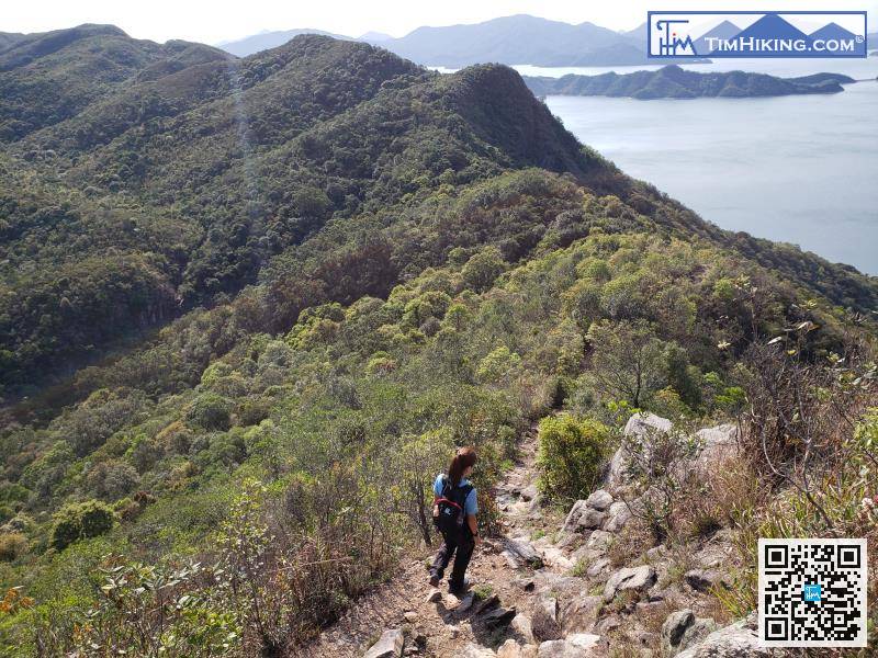 沿碎沙石路落山