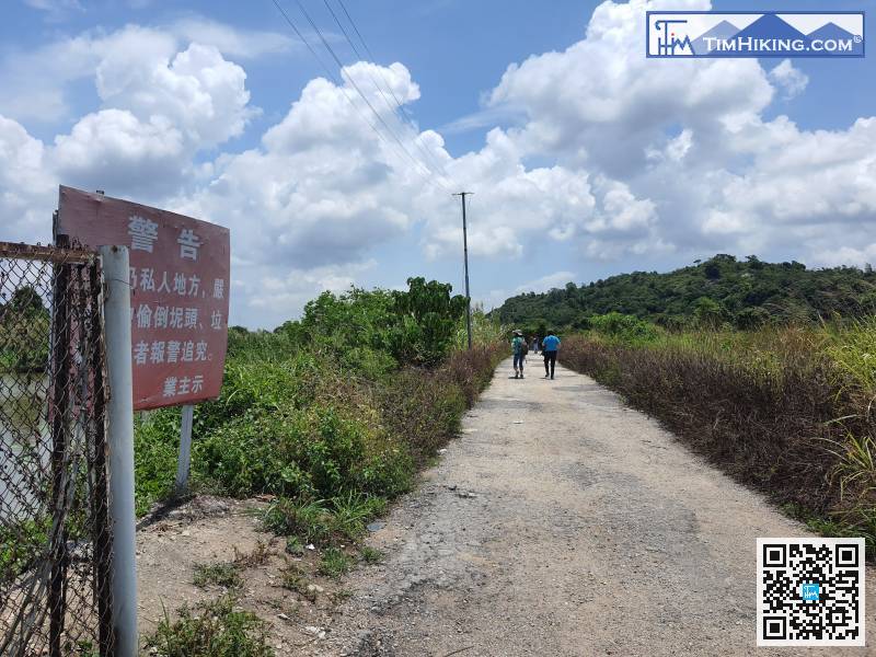 隨即右轉，走入豐樂圍的碎石屎路。