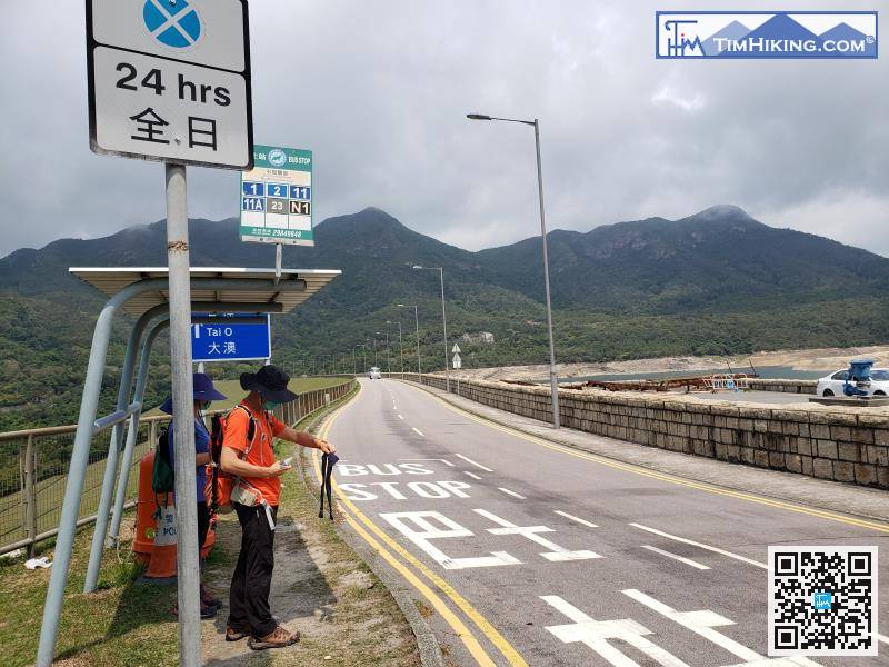 起點在石壁水塘，可乘大嶼山巴士11號，到石壁警崗下車。