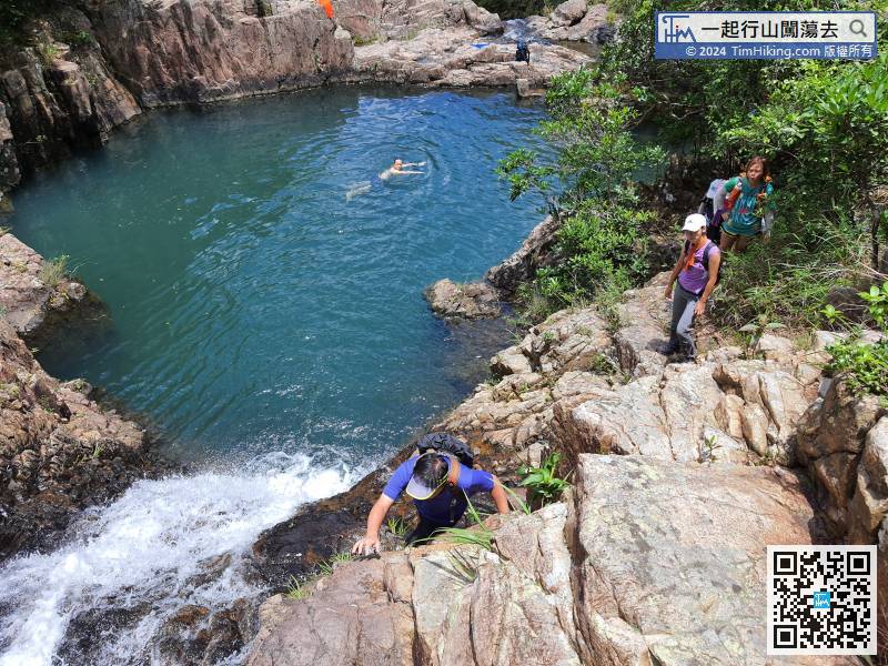 沿左邊攀上馴鹿潭的瀑布，若大水是有難度的，因為要攀爬濕滑的崖壁。