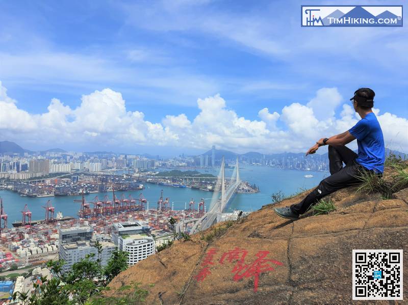 來到了「第三支香」南峰，風景可鳥瞰整條昂船洲大橋，清楚地看到汽車不停地穿梭往來。