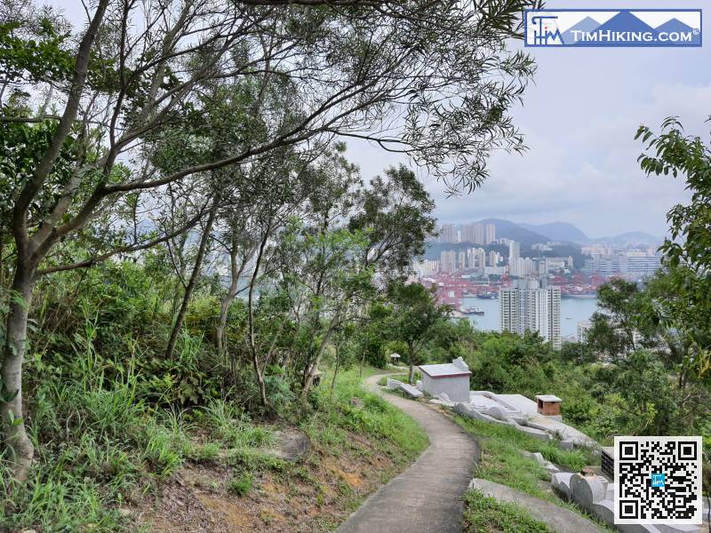 前往其他出口則向前行，前住美景花園的方向。