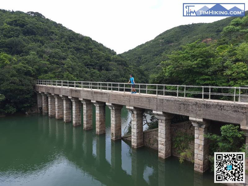 首先到右手邊的大潭上水塘石橋輸水道，橋身是較窄的，另一端可前往淺水灣坳，即紫崗橋的位置。