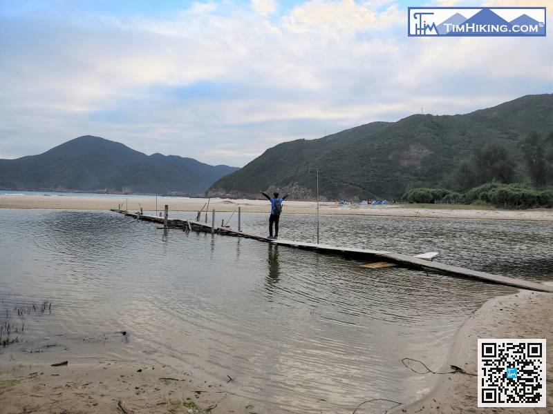 橫渡鹹田灣的水渡橋，踏上鹹田灣。