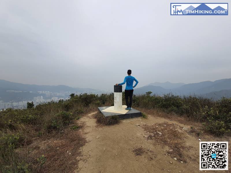 水泉澳山頂有標高柱，風景非常開揚，可遠眺吐露港、馬鞍山一帶。