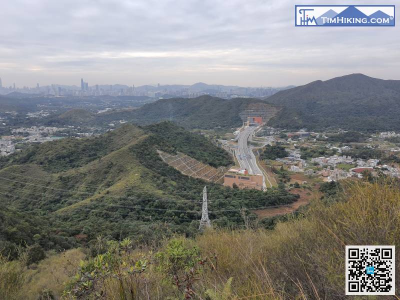 在叢林中行了合共約1小時，便見到長山隧道，公主山就在前面。