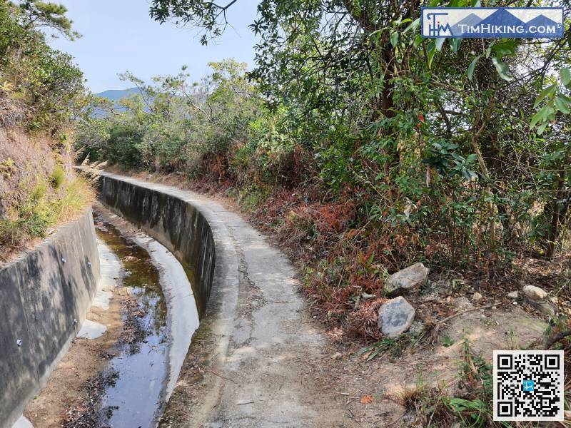 跟住要留意引水道右邊的山徑