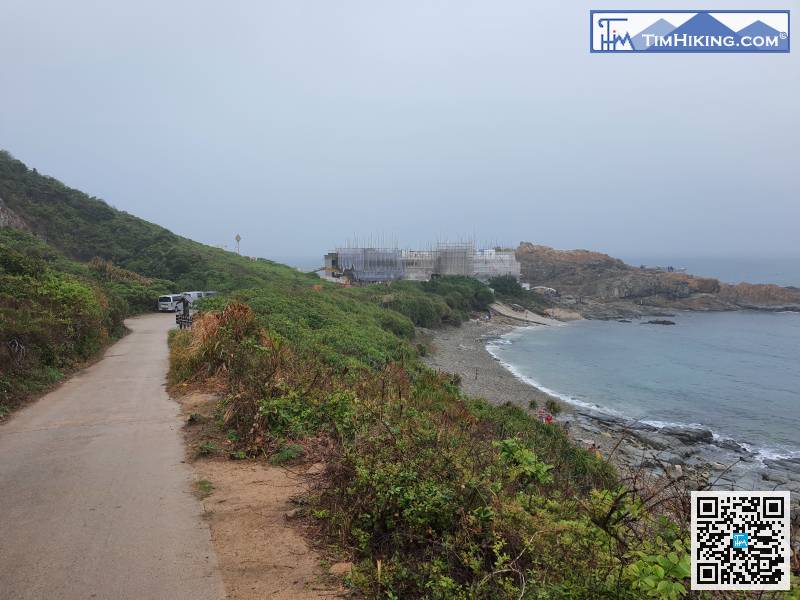 離開鶴咀燈塔，繼續沿大路前往其他景點。