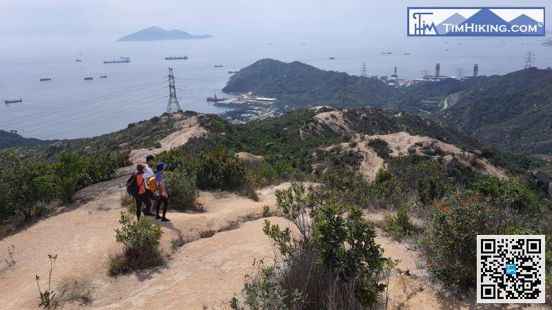 沿左邊的陡斜荒徑落山