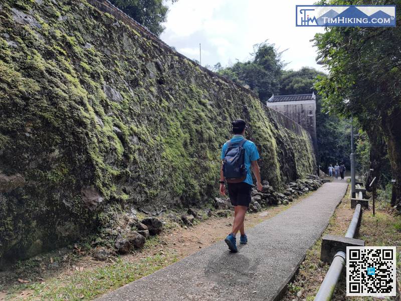 好快就來到上窰村，上窰村建於高台之上。