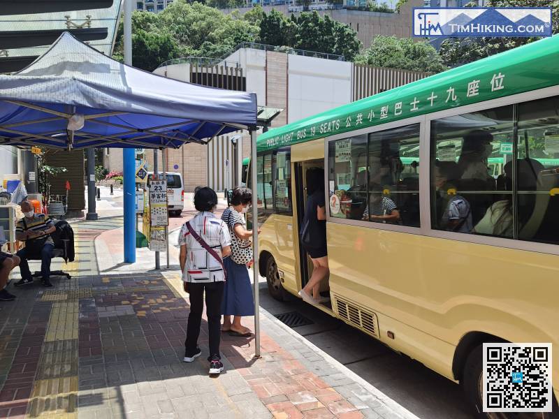 起點在薄扶林村，可於堅尼地城站乘搭23/23M小巴前往。