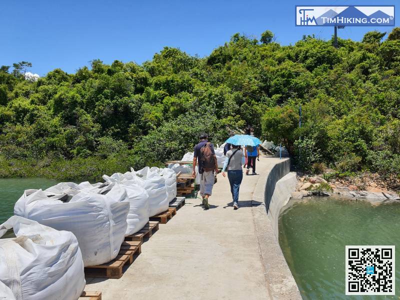 原路折返去玉帶橋，