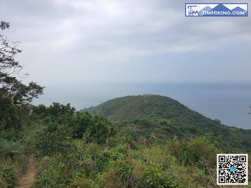 對面的光禿禿山頭，就是大澳觀景台，