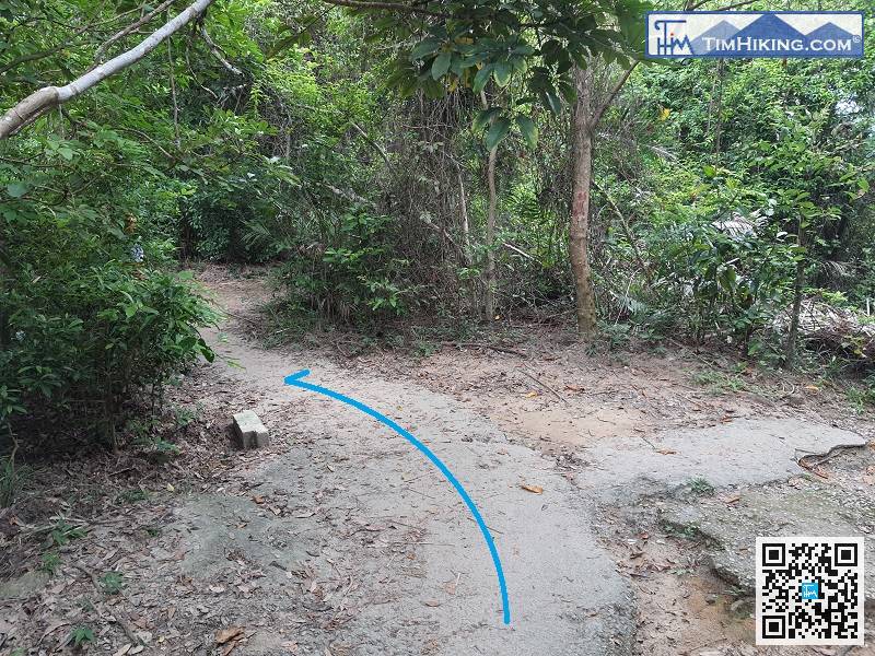 Keep to the left is the trail to climb Hung Heung Lo Fung.