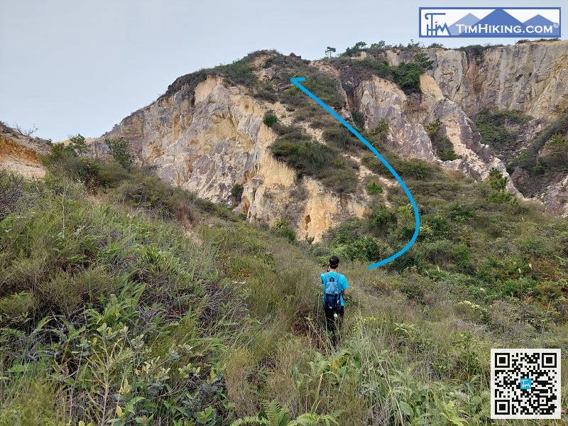 先循右邊的山徑落，