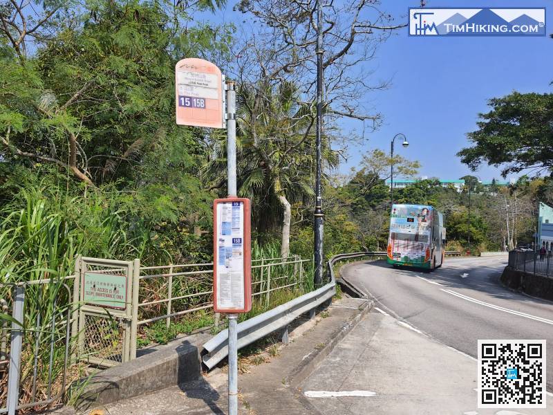 首先，在中環或金鐘乘搭15號巴士往山頂，於加列山道下車。