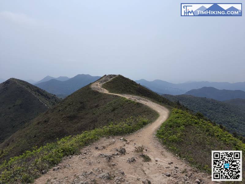 沿着彎曲山山脊，一邊望住靚景，一邊逐步離開。