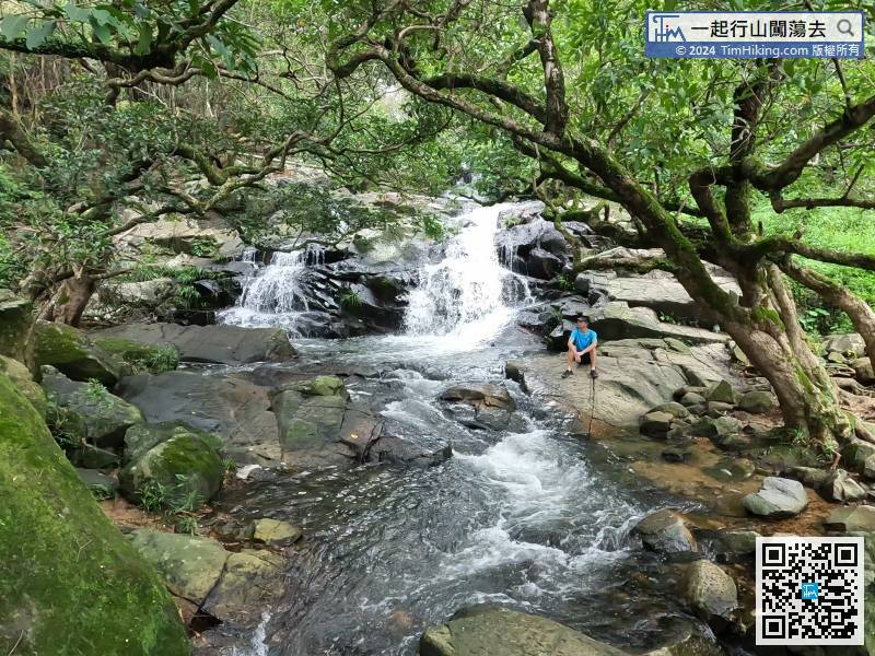這裏是蓮苑臺瀑布的下游，溪水沿石澗洶湧傾流，彷彿出現兩條瀑布，非常秀麗。