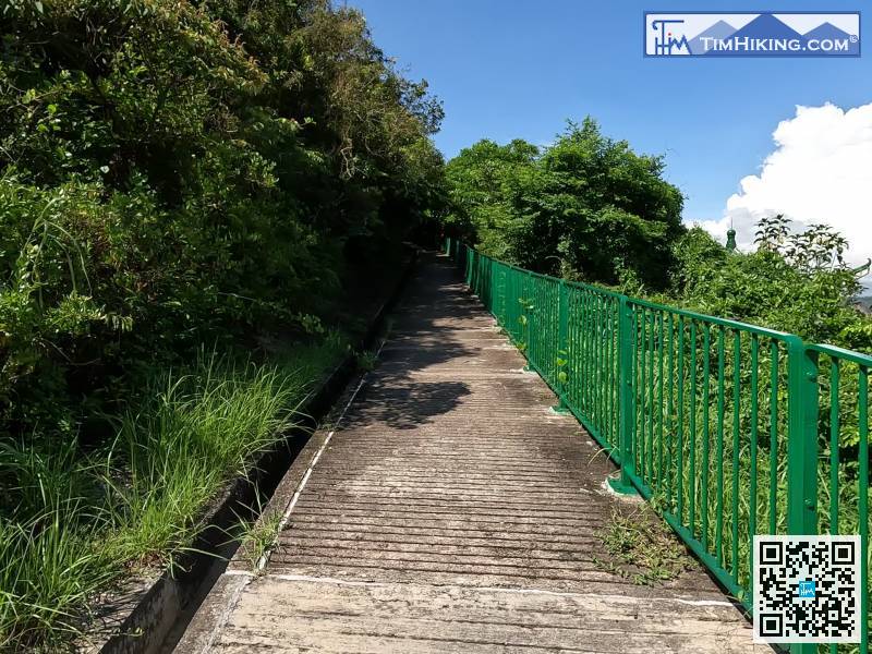 跟住離開碼頭，原路折返，