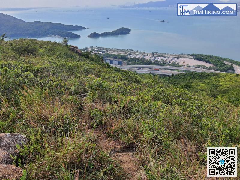 攻頂後沿另一端落山便可，不用原路折返，