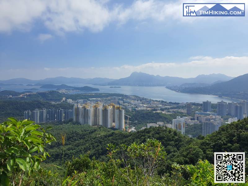 望住九龍坑山行過去，景觀非常遼闊，三門仔、馬屎洲、馬鞍山等都一覽無遺。