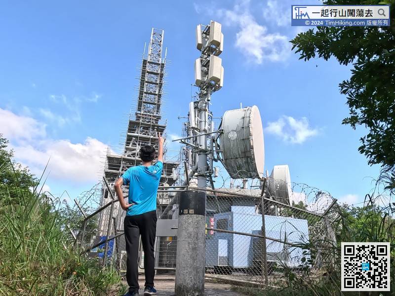 九龍坑山山頂有大型數碼電視廣播發射站，也有標高柱，高海拔440米。